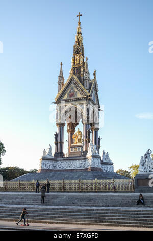 Das Albert Memorial Kensington Gardens, London, England, direkt in den Norden der Royal Albert Hall. Stockfoto