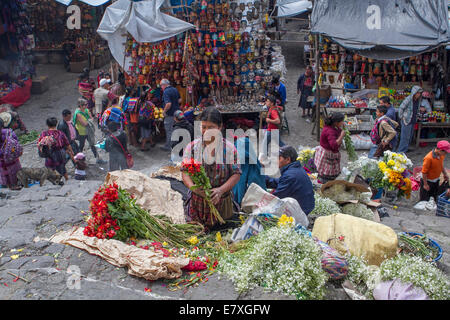 Traditioneller indigener Markt in der guatemaltekischen Stadt Chimaltenango, Mittelamerika Stockfoto