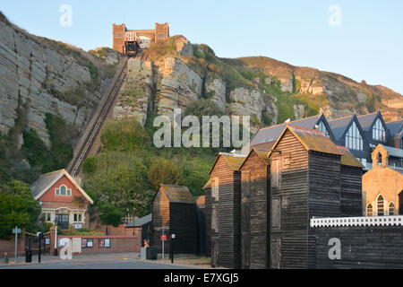 Ein Blick auf die East Hill hebt Standseilbahn und net Hütten von The Stade, Strand Hastings, East Sussex, Großbritannien Stockfoto