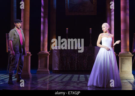 Fototermin für das Musical Evita im Dominion Theatre, London. Marti Pellow als Che und Madalena Alberto als Eva Stockfoto