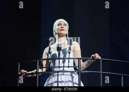 Fototermin für das Musical Evita im Dominion Theatre, London. Marti Pellow als Che und Madalena Alberto als Eva Stockfoto