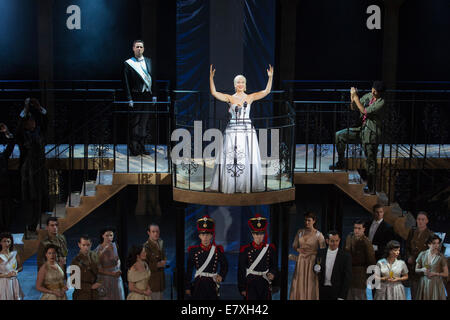 Fototermin für das Musical Evita im Dominion Theatre, London. Marti Pellow als Che und Madalena Alberto als Eva Stockfoto