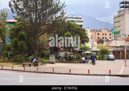 Kleiner Platz mit einer Statue an der Kreuzung der Straßen 9 de Octubre und Jeronimo AAS in Quito, Ecuador Stockfoto