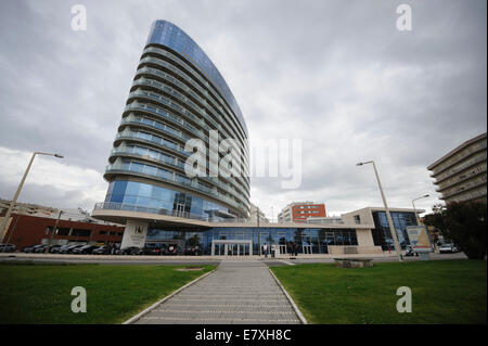 Gebäude mit moderner Architektur und gebogenes Glas Balkone Stockfoto