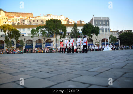 Kasematten Square, Gibraltar. 25. September 2014.  Eine jährliche Militärparade replizieren der vergangenen Tradition der Schlüssel-Zeremonie fand in Kasematten Square, Gibraltar statt. Govornor Sir Dutton den Vorsitz über die Ereignisse, in denen das königliche Gibraltar Regiment erlassen eine Zeremonie stammt aus der Frühzeit der britischen Colonia in Gibraltar als die Stadttore jeden Abend geschlossen wurden. Bildnachweis: Stephen Ignacio/Alamy Live-Nachrichten Stockfoto