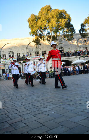 Kasematten Square, Gibraltar. 25. September 2014.  Eine jährliche Militärparade replizieren der vergangenen Tradition der Schlüssel-Zeremonie fand in Kasematten Square, Gibraltar statt. Govornor Sir Dutton den Vorsitz über die Ereignisse, in denen das königliche Gibraltar Regiment erlassen eine Zeremonie stammt aus der Frühzeit der britischen Colonia in Gibraltar als die Stadttore jeden Abend geschlossen wurden. Bildnachweis: Stephen Ignacio/Alamy Live-Nachrichten Stockfoto