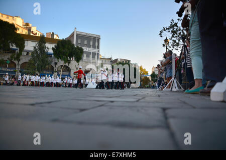 Kasematten Square, Gibraltar. 25. September 2014.  Eine jährliche Militärparade replizieren der vergangenen Tradition der Schlüssel-Zeremonie fand in Kasematten Square, Gibraltar statt. Govornor Sir Dutton den Vorsitz über die Ereignisse, in denen das königliche Gibraltar Regiment erlassen eine Zeremonie stammt aus der Frühzeit der britischen Colonia in Gibraltar als die Stadttore jeden Abend geschlossen wurden. Bildnachweis: Stephen Ignacio/Alamy Live-Nachrichten Stockfoto