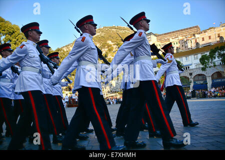 Kasematten Square, Gibraltar. 25. September 2014.  Eine jährliche Militärparade replizieren der vergangenen Tradition der Schlüssel-Zeremonie fand in Kasematten Square, Gibraltar statt. Govornor Sir Dutton den Vorsitz über die Ereignisse, in denen das königliche Gibraltar Regiment erlassen eine Zeremonie stammt aus der Frühzeit der britischen Colonia in Gibraltar als die Stadttore jeden Abend geschlossen wurden. Bildnachweis: Stephen Ignacio/Alamy Live-Nachrichten Stockfoto