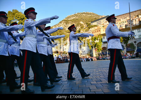 Kasematten Square, Gibraltar. 25. September 2014.  Eine jährliche Militärparade replizieren der vergangenen Tradition der Schlüssel-Zeremonie fand in Kasematten Square, Gibraltar statt. Govornor Sir Dutton den Vorsitz über die Ereignisse, in denen das königliche Gibraltar Regiment erlassen eine Zeremonie stammt aus der Frühzeit der britischen Colonia in Gibraltar als die Stadttore jeden Abend geschlossen wurden. Bildnachweis: Stephen Ignacio/Alamy Live-Nachrichten Stockfoto