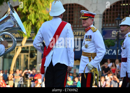 Kasematten Square, Gibraltar. 25. September 2014.  Eine jährliche Militärparade replizieren der vergangenen Tradition der Schlüssel-Zeremonie fand in Kasematten Square, Gibraltar statt. Govornor Sir Dutton den Vorsitz über die Ereignisse, in denen das königliche Gibraltar Regiment erlassen eine Zeremonie stammt aus der Frühzeit der britischen Colonia in Gibraltar als die Stadttore jeden Abend geschlossen wurden. Bildnachweis: Stephen Ignacio/Alamy Live-Nachrichten Stockfoto