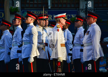 Kasematten Square, Gibraltar. 25. September 2014.  Eine jährliche Militärparade replizieren der vergangenen Tradition der Schlüssel-Zeremonie fand in Kasematten Square, Gibraltar statt. Govornor Sir Dutton den Vorsitz über die Ereignisse, in denen das königliche Gibraltar Regiment erlassen eine Zeremonie stammt aus der Frühzeit der britischen Colonia in Gibraltar als die Stadttore jeden Abend geschlossen wurden. Bildnachweis: Stephen Ignacio/Alamy Live-Nachrichten Stockfoto