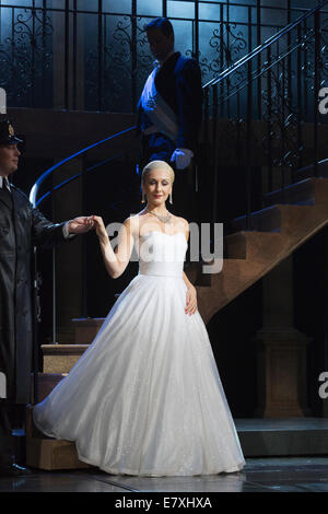 Fototermin für das Musical Evita im Dominion Theatre, London. Marti Pellow als Che und Madalena Alberto als Eva Stockfoto