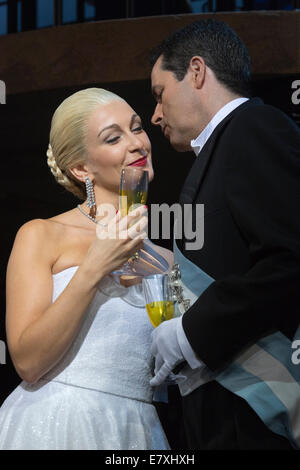 Fototermin für das Musical Evita im Dominion Theatre, London. Marti Pellow als Che und Madalena Alberto als Eva Stockfoto