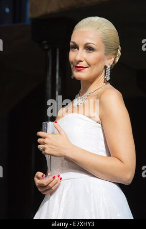 Fototermin für das Musical Evita im Dominion Theatre, London. Marti Pellow als Che und Madalena Alberto als Eva Stockfoto