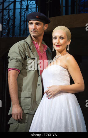 Fototermin für das Musical Evita im Dominion Theatre, London. Marti Pellow als Che und Madalena Alberto als Eva Stockfoto