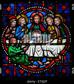 Glasmalerei-Fenster Darstellung von Jesus und den Aposteln beim letzten Abendmahl am Gründonnerstag in der Kathedrale von Tours, Frankreich. Stockfoto