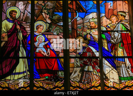 Glasmalerei-Fenster Darstellung der Epiphanie, der Besuch der Heiligen drei Könige in Bethlehem, in der Kathedrale von Tours, Frankreich. Stockfoto