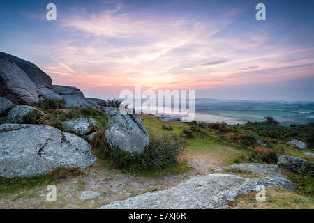 Ein nebliger Morgen Sonnenaufgang am Helman Tor in Cornwall Stockfoto