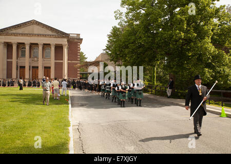 Williams College, wo er Schüler Parade hinter der Sheriff auf ihrem Weg nach der Abschlussfeier in Williamstown, Massachusetts. Stockfoto
