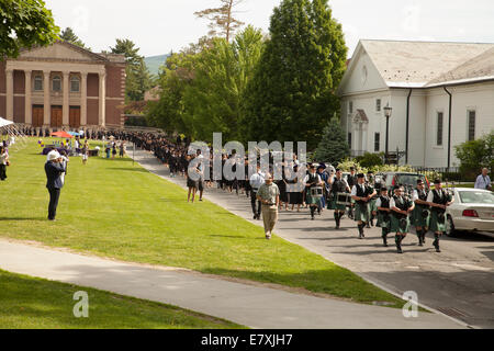 Williams College, wo er Schüler Parade zu ihrer Abschlussfeier in einem anderen Teil des Campus in Williamstown, Massachusetts. Stockfoto