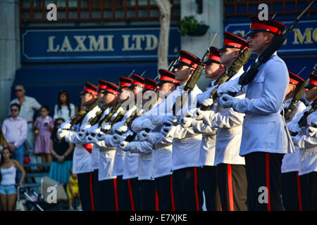 Kasematten Square, Gibraltar. 25. September 2014.  Eine jährliche Militärparade replizieren der vergangenen Tradition der Schlüssel-Zeremonie fand in Kasematten Square, Gibraltar statt. Govornor Sir Dutton den Vorsitz über die Ereignisse, in denen das königliche Gibraltar Regiment erlassen eine Zeremonie stammt aus der Frühzeit der britischen Colonia in Gibraltar als die Stadttore jeden Abend geschlossen wurden. Bildnachweis: Stephen Ignacio/Alamy Live-Nachrichten Stockfoto