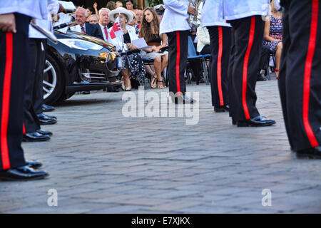 Kasematten Square, Gibraltar. 25. September 2014.  Eine jährliche Militärparade replizieren der vergangenen Tradition der Schlüssel-Zeremonie fand in Kasematten Square, Gibraltar statt. Govornor Sir Dutton den Vorsitz über die Ereignisse, in denen das königliche Gibraltar Regiment erlassen eine Zeremonie stammt aus der Frühzeit der britischen Colonia in Gibraltar als die Stadttore jeden Abend geschlossen wurden. Bildnachweis: Stephen Ignacio/Alamy Live-Nachrichten Stockfoto