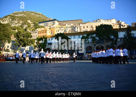 Kasematten Square, Gibraltar. 25. September 2014.  Eine jährliche Militärparade replizieren der vergangenen Tradition der Schlüssel-Zeremonie fand in Kasematten Square, Gibraltar statt. Govornor Sir Dutton den Vorsitz über die Ereignisse, in denen das königliche Gibraltar Regiment erlassen eine Zeremonie stammt aus der Frühzeit der britischen Colonia in Gibraltar als die Stadttore jeden Abend geschlossen wurden. Bildnachweis: Stephen Ignacio/Alamy Live-Nachrichten Stockfoto