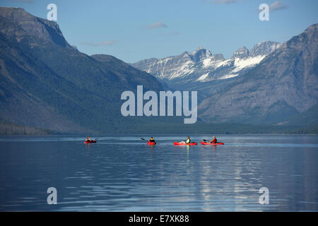 Kajak in Lake McDonald, hat Glacier National Park, Montana einen herrlichen Blick auf die Berge des Gletschers. Stockfoto