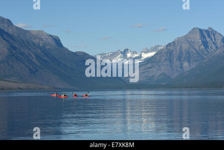 Kajak in Lake McDonald, hat Glacier National Park, Montana einen herrlichen Blick auf die Berge des Gletschers. Stockfoto