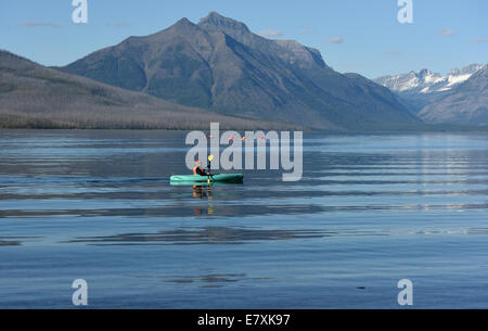 Kajak in Lake McDonald, hat Glacier National Park, Montana einen herrlichen Blick auf die Berge des Gletschers. Stockfoto