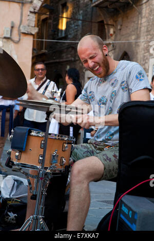 Perugia, Italien 19. Juli 2014: Street-Artist spielt Schlagzeug in öffentlichen Platz beim Umbria Jazz Festival Stockfoto