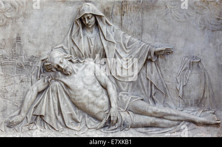 Brüssel, Belgien - 15. Juni 2014: Das Marmorrelief der Pieta in der Kirche Notre-Dame-Aux Riches Claires Stockfoto