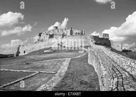 Spissky Burg - Blick von unten Schlosshof Stockfoto