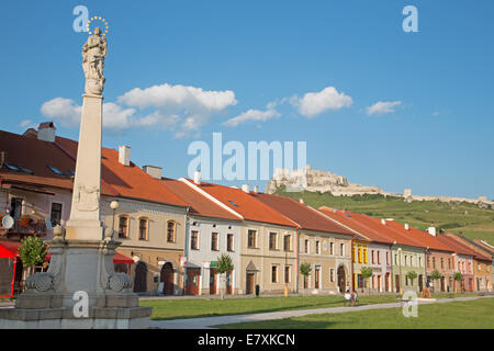 SPISSKE PODHRADIE, Slowakei - 19. Juli 2014: The Square Spisske Podhradie und die Ruinen der Burg Spissky im Hintergrund. Stockfoto