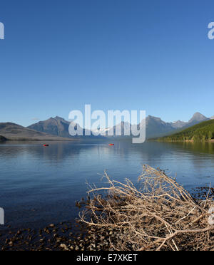 Kajak in Lake McDonald, hat Glacier National Park, Montana einen herrlichen Blick auf die Berge des Gletschers. Stockfoto