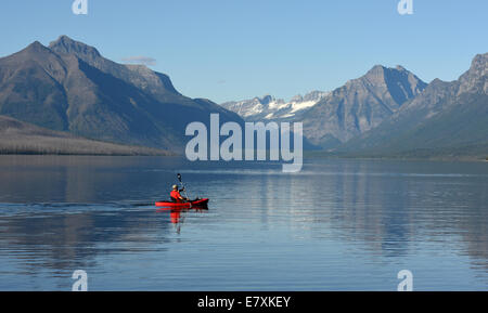 Kajak in Lake McDonald, hat Glacier National Park, Montana einen herrlichen Blick auf die Berge des Gletschers. Stockfoto