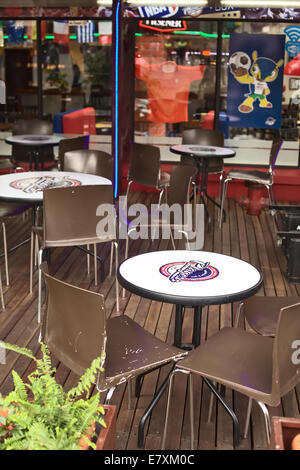 Outdoor-Tische mit Stühlen des Players Sports Bar and Grill am Plaza Foch in den touristischen Bezirk La Mariscal in Quito, Ecuador Stockfoto