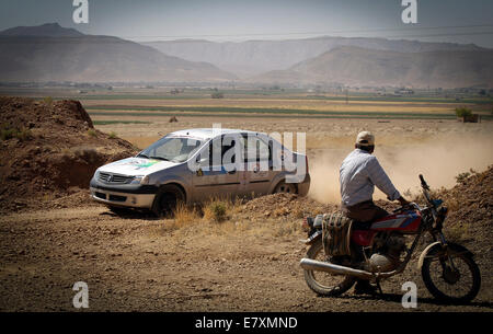 Teheran, Süd-Iran. 25. Sep, 2014. Ein iranische Dorfbewohner Uhren die erste Stufe des Nahost-Rallye Meisterschaft 2014 Kandidat Ereignisses in Fars Provinz, Südiran, am 25. September 2014. Bildnachweis: Ahmad Halabisaz/Xinhua/Alamy Live-Nachrichten Stockfoto