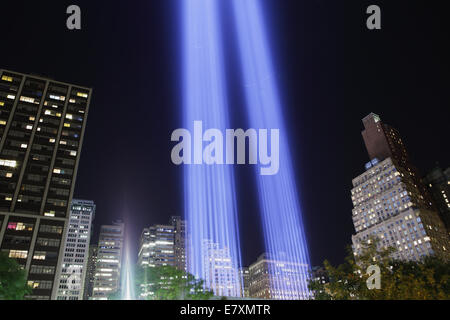 11.September Tribute in Light 2012 von den Hudson Fluss laufen gesehen. Zugvögel auf das helle Licht angezogen lassen Sie Licht Stockfoto