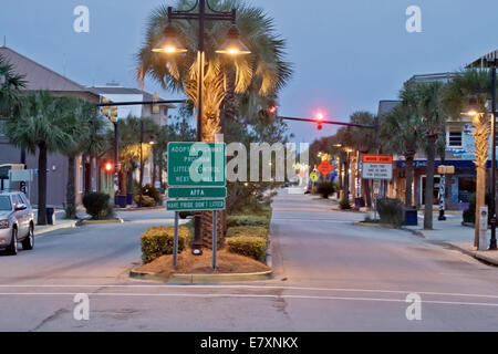 StillA ruhig Dawn enthüllt die verlassenen Straßen von Folly Beach, South Carolina, USA Stockfoto