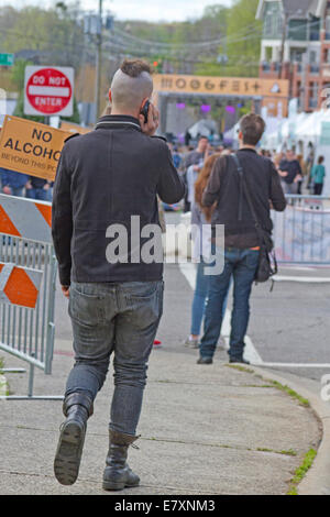 Asheville, North Carolina, USA - 25. April 2014: Menschen strömen Moogfest Festival für elektronische Musik in Asheville Stockfoto