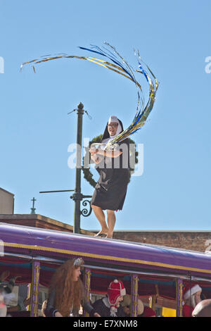 Schwester schlechte Gewohnheit Heimdebüt mit Luftschlangen bis auf dem La Zoom-Bus-Dach in der Christmas-Parade in der Innenstadt von Asheville, NC Stockfoto