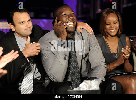 Miami Beach, FL, USA. 22. April 2010. Florida, USA - Vereinigte Staaten - (übertragen) FL-Pierre-Paul-Entwurf-0423b--Jason Pierre-Paul, Center, ist alle lächelt, als er am Telefon spricht, nachdem die New York Giants ihn als insgesamt 15. in der 2010 NFL Draft, Donnerstagabend, 22. April 2010 Pick ausgewählt. Sein Agent Drew Rosenhaus, links, gibt die Fernsehkamera ein Daumen nach oben als er, Pierre Paul und Melissa Dalembert beobachten den Entwurf vom Fountainbleau Hotel in Miami Beach. Michael Laughlin, Sun Sentinel © Sun-Sentinel/ZUMA Draht/Alamy Live-Nachrichten Stockfoto