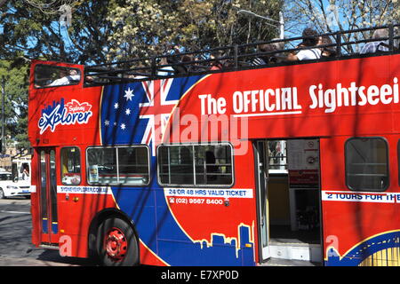 Sydney Explorer-Sightseeing-Bus, der seinen Weg in Richtung College street im Stadtzentrum von Sydney, Australien Stockfoto