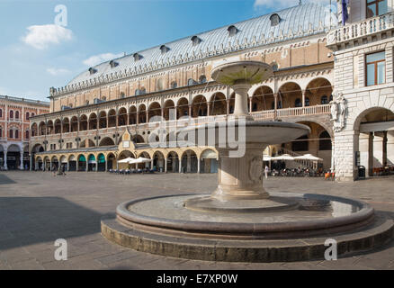 PADUA, Italien - 8. September 2014: Piazza Delle Erbe in der Abenddämmerung und Palazzo Ragione. Stockfoto