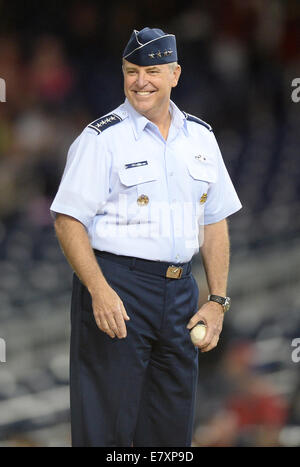 Washington, DC, USA. 25. Sep, 2014.  US Air Force Chief Of Staff General Mark Welsh III wartet, den Ball an die Washington Nationals vor dem Spiel gegen die New York Mets im zweiten Spiel von einer Doppelveranstaltung am Nationals Park in Washington zu liefern. Die Staatsangehörigen schlagen die Mets, 3-0. Bildnachweis: ZUMA Press, Inc./Alamy Live-Nachrichten Stockfoto