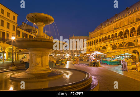 PADUA, Italien - 9. September 2014: Piazza Delle Erbe Morgen Dämmerung mit dem Markt und Palazzo Dalla Ragione. Stockfoto