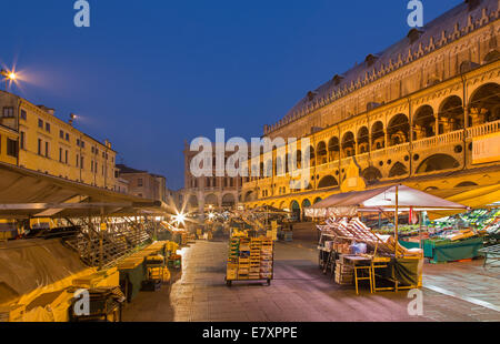 PADUA, Italien - 9. September 2014: Piazza Delle Erbe Morgen Dämmerung mit dem Markt und Palazzo Dalla Ragione. Stockfoto