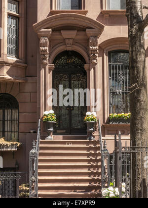 Brownstones an der East 35th Street im Stadtteil Murray Hill, New York Stockfoto