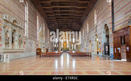 PADUA, Italien - 9. September 2014: Dem Hauptschiff der Kirche Chiesa Degli Eremitani (Kirche von dem Eremiten). Stockfoto